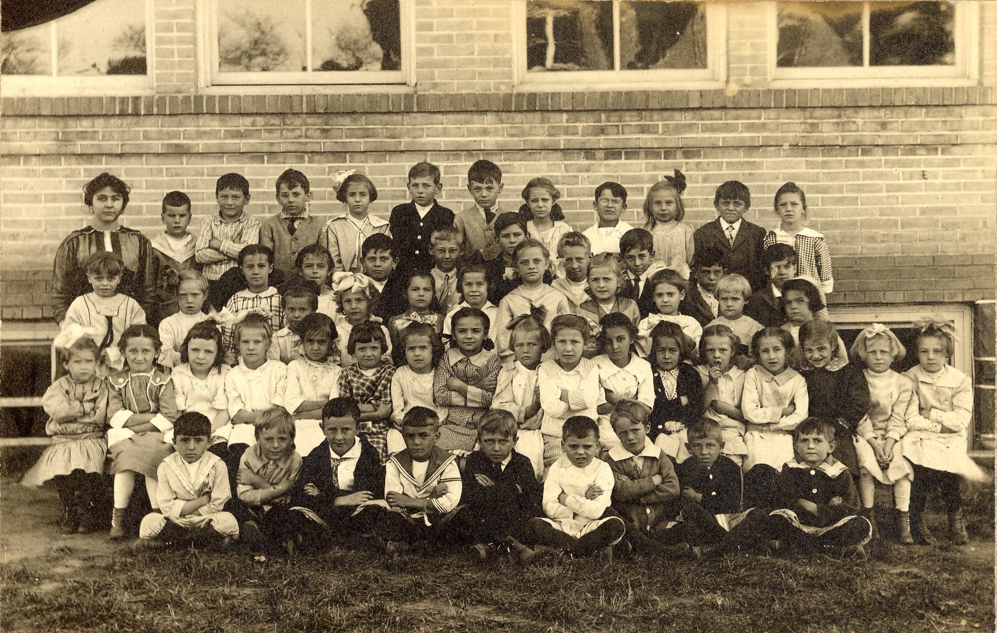 1915-1916 Worcester Consolidated School 1-2-3 (Lower Grades) - All unidentified except